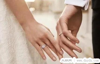女生结婚戒指戴哪个手指，无名指/讲究男左女右佩戴在右手