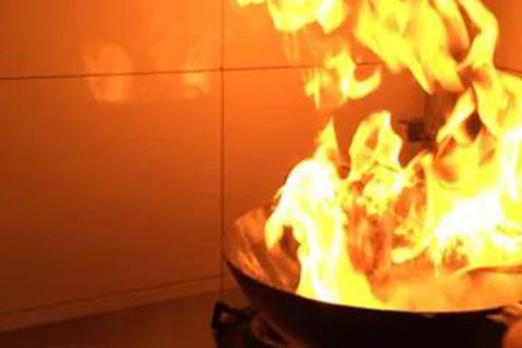 油锅起火应该怎么快速扑灭？油锅起火了怎么办？