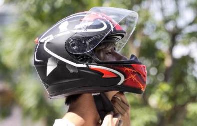 骑摩托车应该如何正确佩戴头盔？