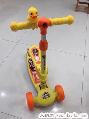 乐的滑板车怎么样质量好吗是哪里的品牌，小黄鸭可坐可骑滑滑车使用感受