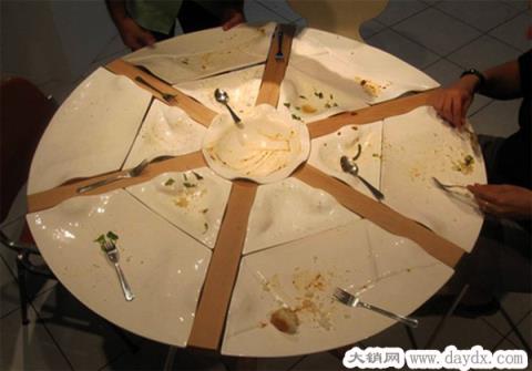 由盘子“拼成”的餐桌 图五