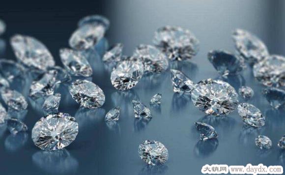 莫桑钻和钻石的区别，区别很大钻石更值钱