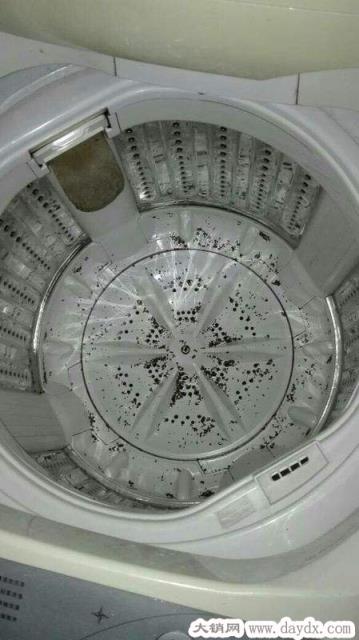洗衣机里面的脏东西怎样清理，五步教你清洗内桶（滚筒波轮均适用）