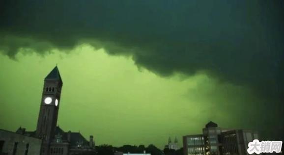 我国郑州等地的上空出现了罕见的绿色天空 怪异现象是预示着什么