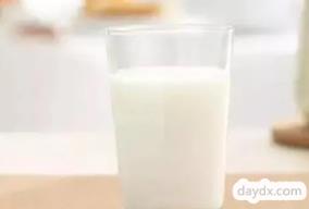 擦牛奶对皮肤有好处吗
