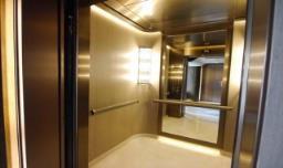 电梯中安装镜子的原因是什么