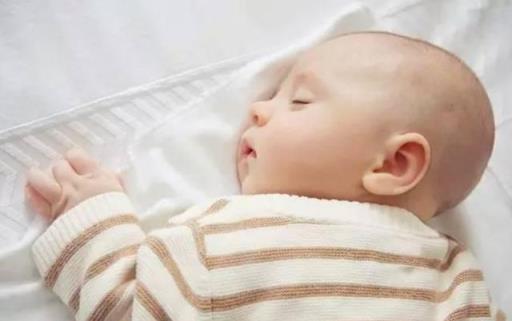 新生儿这个行为出现越早，说明大脑发育越聪明，你家宝宝有吗？