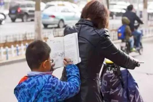 如果孩子不爱读书，放学回家后父母带他做3件事，比打骂更有效果