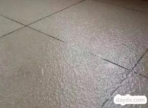 下雨的时候屋里地面有水