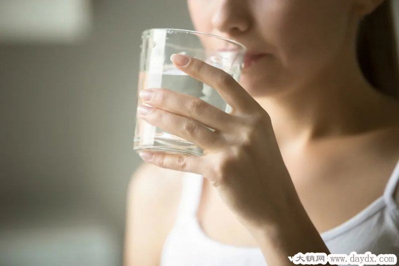弱碱性水对人体的好处和坏处，喝弱碱性水有什么好处