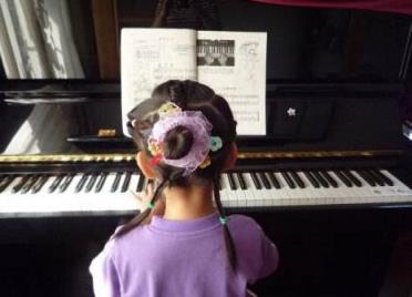 小女生钢琴演奏发型有哪些