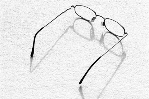 眼镜折叠镜腿的顺序是什么