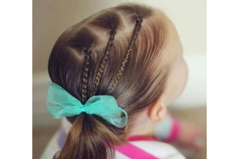 3岁儿童短发可以在头顶扎团子头,然后别一个可爱点的小发卡,也可以从