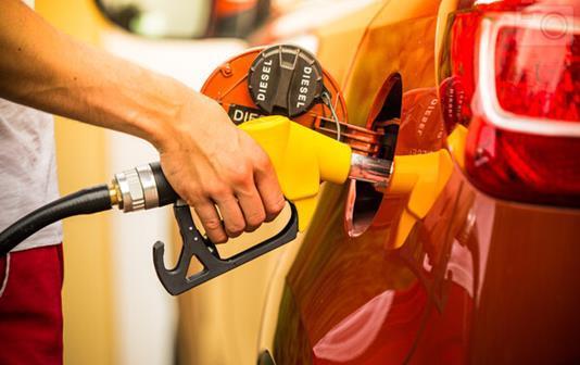2、一般轿车油箱可装多少升油？